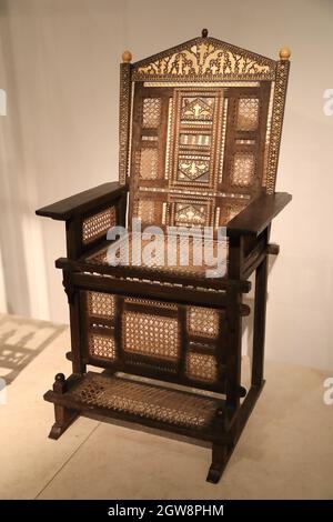 Il British Museum espone una tradizionale sedia di legno 'kiti cha enzi' (sedia di potere) di origine africana a Londra, Regno Unito Foto Stock