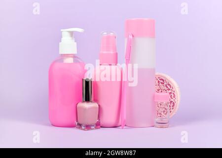 Vari prodotti per l'igiene di colore rosa stereotipo commercializzati per le donne Foto Stock