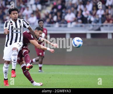 TORINO ITALIA- 2 ottobre Stadio Olimpico Grande Torino Rolando Mandragora Weston Mckennie durante la serie Una partita tra FC Torino e Juventus FC allo Stadio Olimpico il 2 ottobre 2021 a Torino. Credit: Christian Santi/Alamy Live News Foto Stock