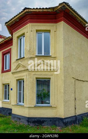 Frammento della facciata di una vecchia casa in via Lenin a Guryevsk, Kemerovo regione-Kuzbass Foto Stock