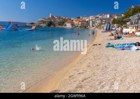 Spiaggia di ciottoli nella città di Igrane, il mare Adriatico, Croazia Foto Stock