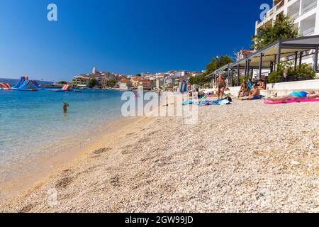 Spiaggia di ciottoli nella città di Igrane, il mare Adriatico, Croazia Foto Stock