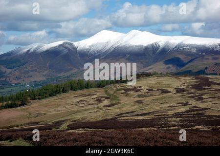 La catena montuosa del 'Skiddaw' coperta dalla neve da vicino alla cima del 'Walla Crag' nel Lake District National Park, Cumbria, Inghilterra, Regno Unito Foto Stock