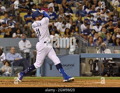 Los Angeles, Stati Uniti. 03 ottobre 2021. L'AJ Pollock di Los Angeles Dodgers si esibirà in un homer a due run nella quarta edizione del Milwaukee Brewers' Reliever Colin Rea al Dodger Stadium di Los Angeles sabato 2 ottobre 2021. Credit: UPI/Alamy Live News Foto Stock
