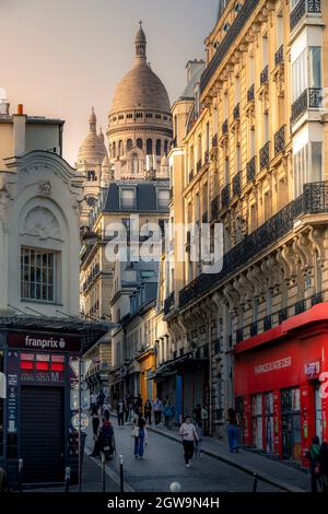 Parigi, Francia - veduta tipica del quartiere di Montmartre a Parigi Foto Stock