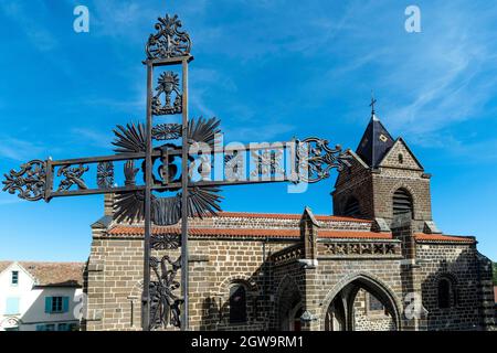 Polignac etichettato Les Plus Beaux Villages de France, Saint Martin chiesa, Haute-Loire dipartimento, Auvergne-Rhone-Alpes, Francia Foto Stock