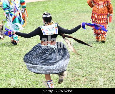 Prima ballerina Nation femminile al Fort William First Nation Pow Wow per 'celebrazione e guarigione', a Thunder Bay, Ontario, Canada, Nord America. Foto Stock