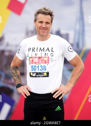 L'ex Gran Bretagna Olympic Rower James Cracknell si pone davanti alla maratona di Londra Virgin Money. Data foto: Domenica 3 ottobre 2021. Foto Stock