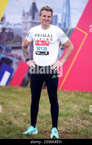 L'ex Gran Bretagna Olympic Rower James Cracknell si pone davanti alla maratona di Londra Virgin Money. Data foto: Domenica 3 ottobre 2021. Foto Stock