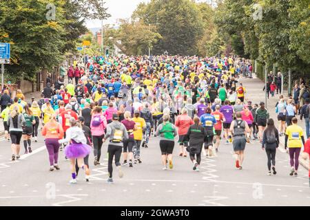 Belfast, Irlanda del Nord, Regno Unito. 03 ottobre 2021. Belfast, Regno Unito, Europa. 3 ottobre 2021. Alcune delle migliaia di persone che hanno partecipato alla Maratona di Belfast City 2021 Credit: Bonzo/Alamy Live News Foto Stock