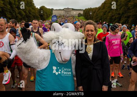 Belfast, Irlanda del Nord, Regno Unito. 03 ottobre 2021. Belfast, Regno Unito, Europa. 3 ottobre 2021. Alcune delle migliaia di persone che hanno partecipato alla Maratona di Belfast City 2021 Credit: Bonzo/Alamy Live News Foto Stock