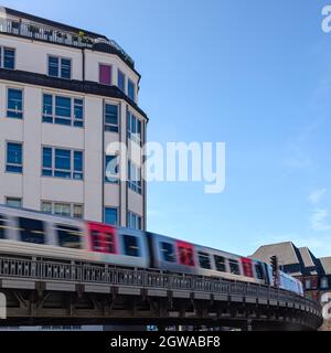 Movimento sfocato: Tram ad Amburgo, la Germania sta guidando su un vecchio ponte Foto Stock