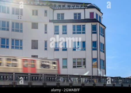 Movimento sfocato: Tram ad Amburgo, la Germania sta guidando su un vecchio ponte Foto Stock