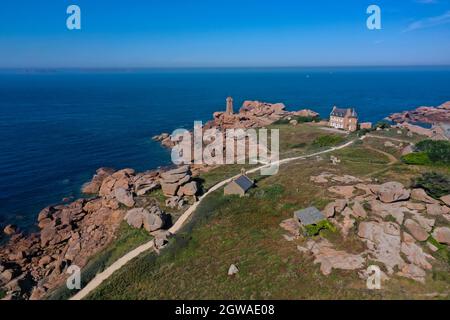 vista aerea sulla costa di granito rosa, la città di ploumanac'h e il paherede uomini ruz sulla bretagna in francia Foto Stock