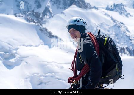 L'uomo sta camminando, arrampicandosi in montagna. Foto Stock