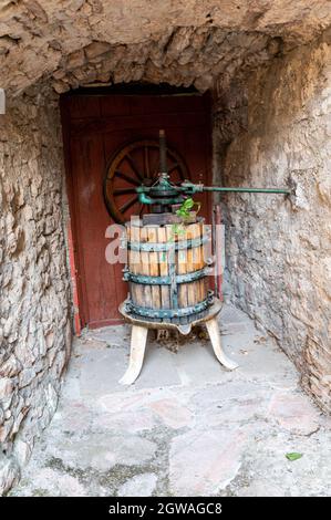 antica pressa per la pigiatura delle uve per la produzione del vino Foto Stock