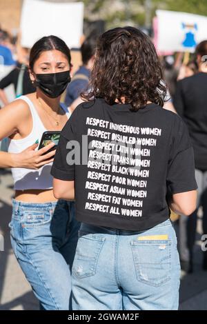 New York City, Stati Uniti. 2 ottobre 2021. Migliaia di donne si sono riunite a Foley Square e hanno marciato al Washington Square Park chiedendo giustizia all'aborto e diritti riproduttivi per le donne negli Stati Uniti. (Foto di Steve Sanchez/Pacific Press) Credit: Pacific Press Media Production Corp./Alamy Live News Foto Stock