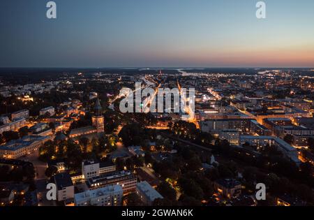 Vista aerea del centro città di notte a Turku, Finlandia Foto Stock