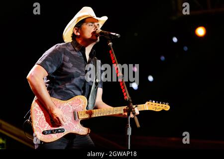 2 ottobre 2021: Brad Paisley si esibisce durante il 'Tour 2021' al North Island Credit Union Amphitheater di Chula Vista, California, il 2 ottobre 2021 (Credit Image: © Marissa carter/ZUMA Press Wire) Foto Stock