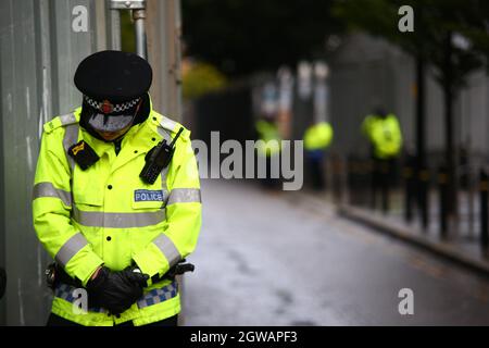 Manchester, Regno Unito. 03 ottobre 2021. La polizia si trova al di fuori della Conferenza del partito conservatore a Manchester, Regno Unito, il 10/3/2021. (Foto di Ryan Jenkinson/News Images/Sipa USA) Credit: Sipa USA/Alamy Live News Foto Stock