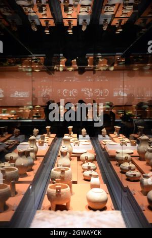 Changsha, la provincia cinese di Hunan. 3 ottobre 2021. La gente visita il Museo Hunan il terzo giorno della festa nazionale della Cina a Changsha, la provincia centrale della Cina Hunan, 3 ottobre 2021. Credit: Chen Zhenhai/Xinhua/Alamy Live News Foto Stock