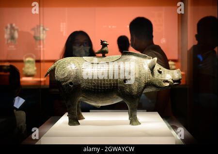 Changsha, la provincia cinese di Hunan. 3 ottobre 2021. La gente visita il Museo Hunan il terzo giorno della festa nazionale della Cina a Changsha, la provincia centrale della Cina Hunan, 3 ottobre 2021. Credit: Chen Zhenhai/Xinhua/Alamy Live News Foto Stock