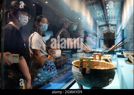 Changsha, la provincia cinese di Hunan. 3 ottobre 2021. La gente visita il Museo Hunan il terzo giorno della festa nazionale della Cina a Changsha, la provincia centrale della Cina Hunan, 3 ottobre 2021. Credit: Chen Zhenhai/Xinhua/Alamy Live News Foto Stock