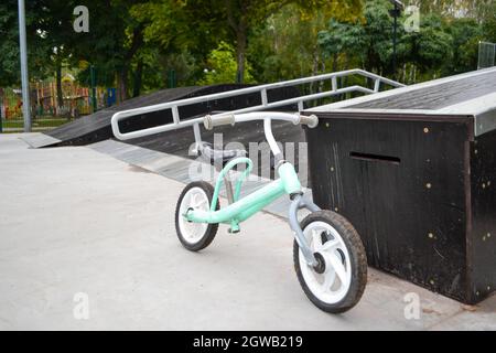 le rampe di skatepark nel parco in autunno Foto Stock