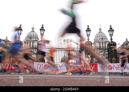 I corridori passano l'Old Naval College di Greenwich, durante la Maratona di Londra Virgin Money. Data foto: Domenica 3 ottobre 2021. Foto Stock