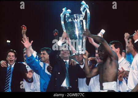 L'ex capo del club calcistico francese Olympique Marseille, Bernard Tapie, è morto. Morì all'età di 78 anni. Foto d'archivio; Coppa Europa di Calcio il 05/26/1993 a Muenchen, Olympique Marseille - AC Milan 1: 0, Presidente di Marsiglia Bernard TAPIE con la coppa, giubilo, vittoria, 05/26/1993. Foto Stock