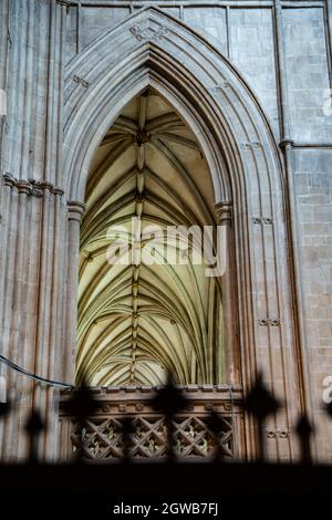 Arco della cattedrale gotica con volte a costine e muratura ornata in pietra nel Kent Foto Stock
