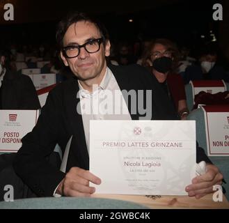 Milano, Italia. 03 ottobre 2021. Alba, Italia Lattes Grinzane inalatori Maylis de Kerangal e Kader Abdolah, Nicola Lagioia finalisti del Premio 201 presentare il loro libro agli studenti al Castello di Grinzane nella foto: Nicola Lagioia con il suo libro vincitore del Premio Grinzane Lattes 2021 Credit: Independent Photo Agency/Alamy Live News Foto Stock