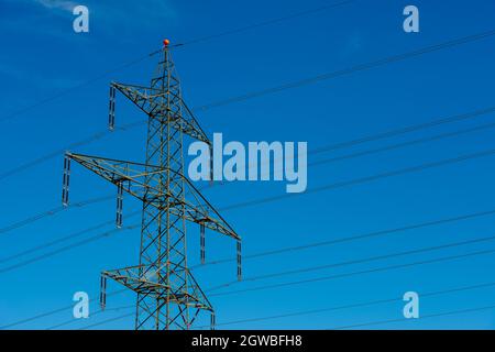 pilone per il trasporto di energia elettrica ad alta tensione Foto Stock