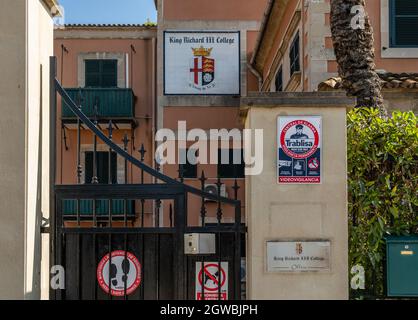 Portals Nous, Spagna; ottobre 02 2021: Ingresso principale del King Richard III College nella città di Mallorcan di Portals Nous. Due segni, uno che mantiene la dist Foto Stock