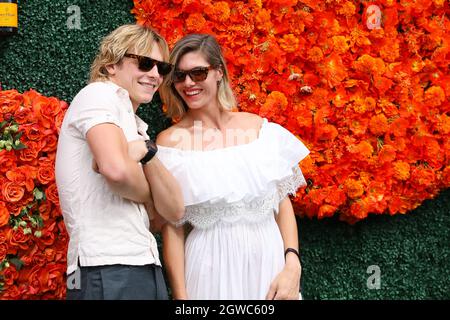 Ross Lynch e Delfi Blaquier arrivano al Veuve Clicquot Polo Classic al Will Rogers state Historic Park di Los Angeles, California, il 2 ottobre 2021. (Foto di Conor Duffy/Sipa USA) Foto Stock