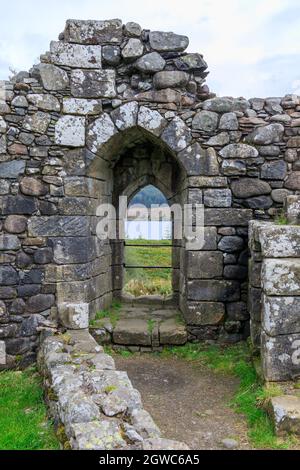 LOCH DOON, SCOZIA - 18 SETTEMBRE 2019 : Una vista per Loch Doon attraverso un arco delle rovine Loch Doon Castle South Ayrshire Scozia Foto Stock