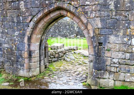 LOCH DOON, SCOZIA - 18 SETTEMBRE 2019 : una vista attraverso un arco delle rovine interne del castello di Loch Doon Sud Ayrshire Scozia Foto Stock