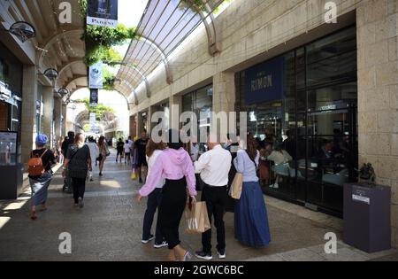 Per gli amanti dello shopping, alcuni con maschere facciali a causa della corona, passeggia nel centro commerciale Mamilla Mall quasi vuoto o in Alrov Mamilla Avenue vicino alla porta di Jaffa per la città vecchia di Gerusalemme. Foto Stock