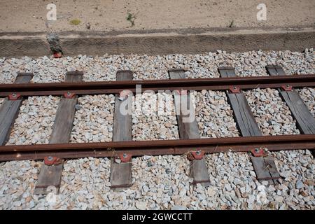 Binari ferroviari vicino Calvi Corsica Foto Stock