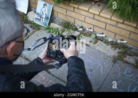 Un fotografo scatta una foto di piccole figure con i nomi delle ONG che si sono ubriacate nella zona di confine di Varsavia, in Polonia, il 01 ottobre 2021. Circa un hun Foto Stock