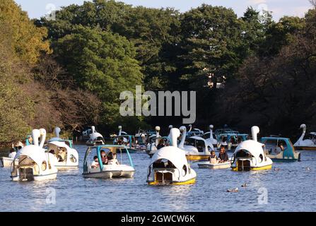 Tokyo, Giappone. 3 ottobre 2021. La gente ama fare un giro in barca a cigno su un lago del Parco Inokashira di Tokyo domenica 3 ottobre 2021. Lo stato di emergenza COVID-19 del Giappone è stato revocato in tutte le aree il 1° ottobre. Credit: Yoshio Tsunoda/AFLO/Alamy Live News Foto Stock