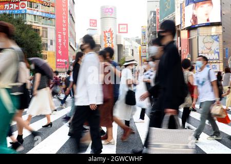 Tokyo, Giappone. 3 ottobre 2021. La gente attraversa una strada nel quartiere della moda Shibuya di Tokyo domenica 3 ottobre 2021. Lo stato di emergenza COVID-19 del Giappone è stato revocato in tutte le aree il 1° ottobre. Credit: Yoshio Tsunoda/AFLO/Alamy Live News Foto Stock