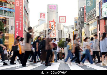 Tokyo, Giappone. 3 ottobre 2021. La gente attraversa una strada nel quartiere della moda Shibuya di Tokyo domenica 3 ottobre 2021. Lo stato di emergenza COVID-19 del Giappone è stato revocato in tutte le aree il 1° ottobre. Credit: Yoshio Tsunoda/AFLO/Alamy Live News Foto Stock