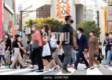 Tokyo, Giappone. 3 ottobre 2021. La gente attraversa una strada nel quartiere della moda Shibuya di Tokyo domenica 3 ottobre 2021. Lo stato di emergenza COVID-19 del Giappone è stato revocato in tutte le aree il 1° ottobre. Credit: Yoshio Tsunoda/AFLO/Alamy Live News Foto Stock