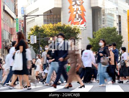 Tokyo, Giappone. 3 ottobre 2021. La gente attraversa una strada nel quartiere della moda Shibuya di Tokyo domenica 3 ottobre 2021. Lo stato di emergenza COVID-19 del Giappone è stato revocato in tutte le aree il 1° ottobre. Credit: Yoshio Tsunoda/AFLO/Alamy Live News Foto Stock