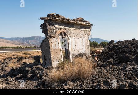 Nei pressi della città di Randazzo, in Sicilia, i resti di una casa distrutta nel 1981 da un flusso di lava proveniente dall'Etna durante un'eruzione vulcanica di quell'anno Foto Stock