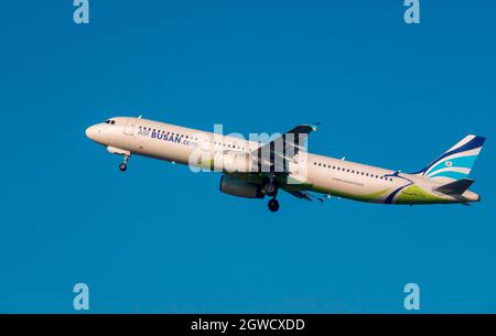 Air Busan, 12 settembre 2021 : Air Busan Airbus A321-231 (HL7713) decollo all'Aeroporto Internazionale di Gimpo a Seoul, Corea del Sud. Credit: Lee Jae-Won/AFLO/Alamy Live News Foto Stock