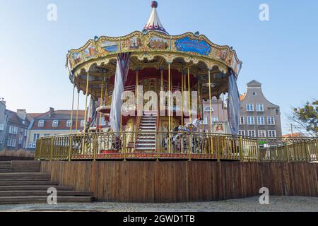 DANZICA, POLONIA - 2020 GENNAIO 17. Giostra nella città vecchia di Danzica. Foto Stock