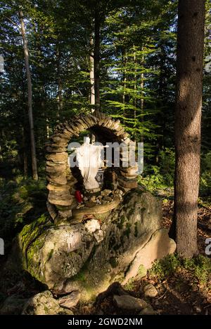 Wayside santuario per un lumberman, che è morto in un incidente nel 1979 in questo punto nella regione della Foresta Bavarese. Foto Stock