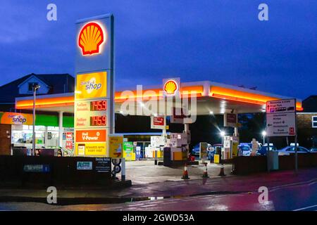 Bournemouth, Dorset, Regno Unito. 2 ottobre 2021. La stazione di benzina Shell su Holdenhurst Road a Bournemouth in Dorset ha esaurito il carburante a causa di acquisti di panico e di una carenza di conducenti di consegne HGV. La stazione di benzina è anche una delle più costose della zona, con benzina e diesel pubblicizzati a 145,9 p per litro. Picture Credit: Graham Hunt/Alamy Live News Foto Stock